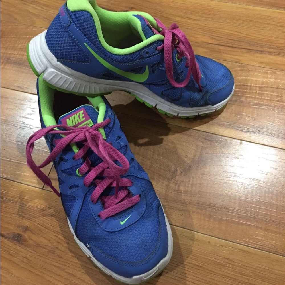 Women’s NIKE tennis shoes size 7.5